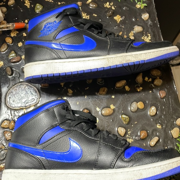 Air Jordan mid black royal hyper size 12 comes with og box worn only a few times - Picture 5 of 5